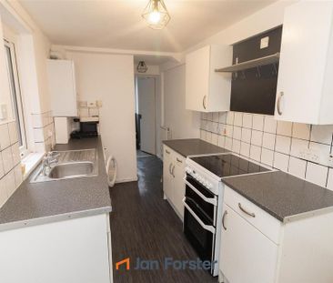 2 bedroom ground floor flat to rent - Photo 3