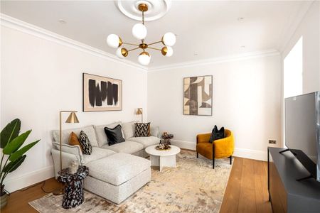 A luxurious two-bedroom, two-bathroom lateral apartment in a prestigious red brick building on Stratton Street, Mayfair. - Photo 3
