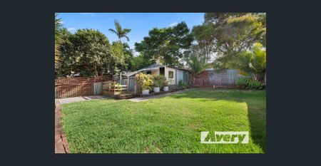 COMFORTABLE SPLIT LEVEL FAMILY HOME - Photo 4