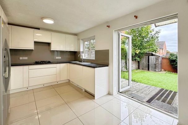 4 bedroom end of terrace house to rent - Photo 1