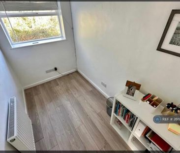 3 bedroom flat to rent - Photo 4