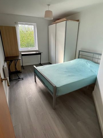 3 Bed Flat, Central Court, M3 - Photo 2