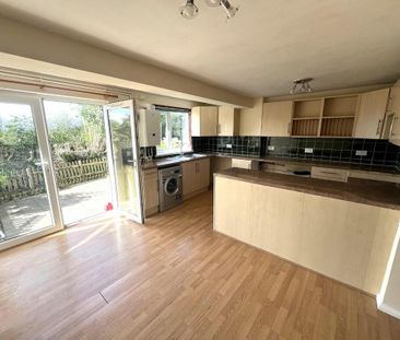 3 bedroom semi-detached house to rent - Photo 5