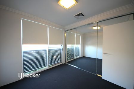 Light filled & Spacious Two Bedroom Apartment ! - Photo 4