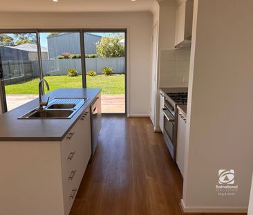 COMFORTABLE LIVING - LANDSCAPED AND SIDE ACCESS - Photo 6