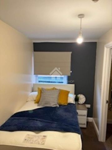 1 bedroom in a house share to rent - Photo 2