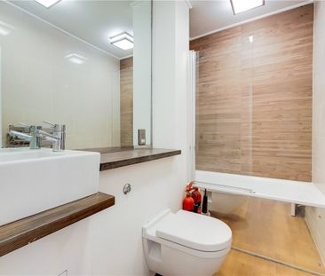 A spacious studio flat on the lower ground floor of this converted ... - Photo 5