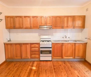 Expansive Dual Living Family Home in Peaceful Location - Photo 4