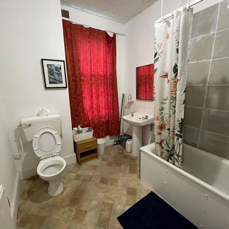 1 bedroom in a flat share to rent - Photo 4