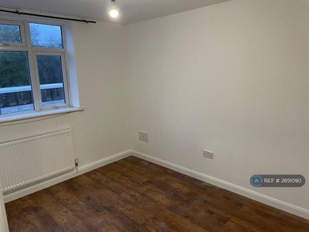 3 bedroom flat to rent - Photo 4