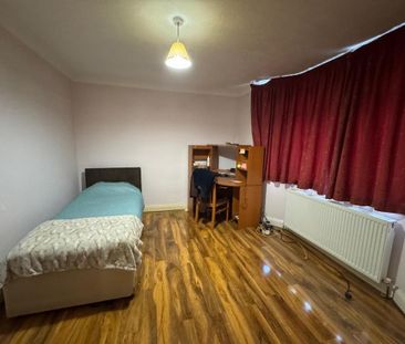 4 bedroom semi-detached house to rent - Photo 3