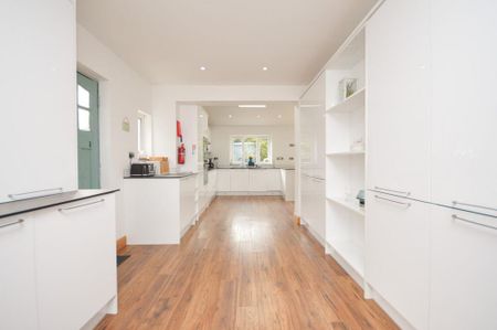 4 bedroom detached house to rent - Photo 4