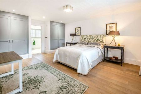 A substantial residence set in a sought after gated development set in pretty landscaped gardens. - Photo 5