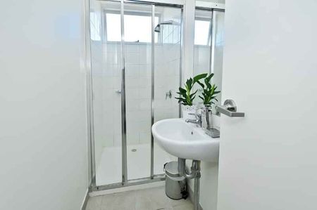 Room 12 (Ensuite) - Photo 3