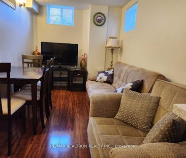 Townhouse For Lease | N8142872 - Photo 4