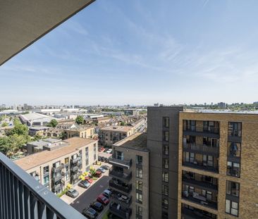 Flat to rent - Bowen Drive, London, SE7 - Photo 1