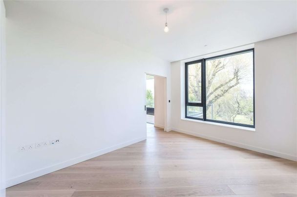 A fantastic 3 bedroom apartment in the iconic Television Centre development with secure, underground parking. - Photo 1