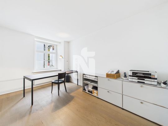 Lichtdurchflutete, möblierte 3.5-Zimmer-Wohnung mit grossem Balkon in zentraler Lage beim Spalentor - Foto 1