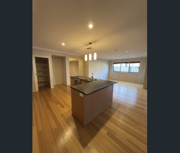 LUXURIOUS SPACIOUS FAMILY HOME WITH MULTIPLE LIVING AREAS - Photo 4