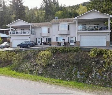 Charming Waterfront Townhouse in Blind Bay, B.C. - Photo 4