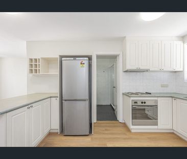 Refurbished 2-bedroomed unit in Maylands - Photo 2