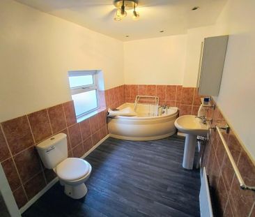 3 bedroom apartment to rent - Photo 6