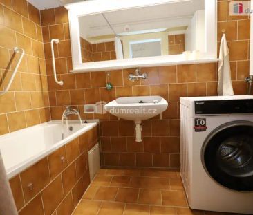 Krásný slunný prostorný byt 2+1 v prvním patře s balkonem v cihlové... - Fotografie 1