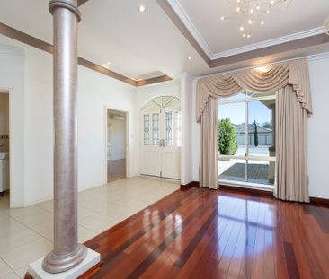 Huge Home and Walk to the Park!!!!! @$1000 Per Week - Photo 2