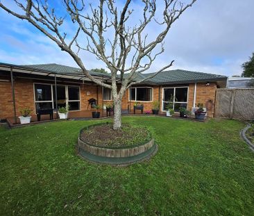 Beautiful 4 bed rooms Family home in Orewa - Photo 3