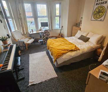 8 Bed - 1 Hill Top Street, Hyde Park, Leeds - LS6 1NW - Student - Photo 1