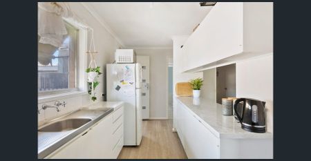 3 Bedroom Home, Great Location! - Photo 4