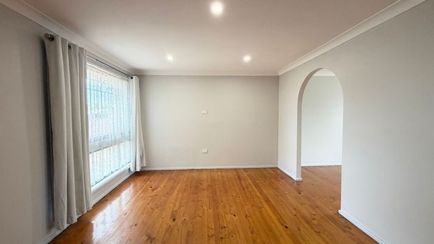 Comfort, Space & Convenience - Perfect Family Home in St Johns Park! - Photo 1