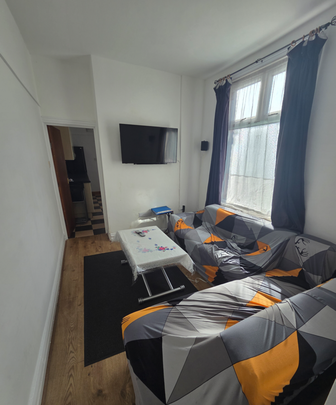 5 Bed Student Accommodation - Photo 1