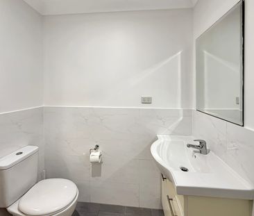 Large Grannyflat with Private Yard and Driveway - Photo 6