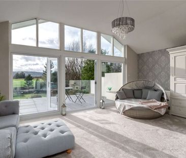 An exceptional late 20th century six-bedroom home offering expansiv... - Photo 3
