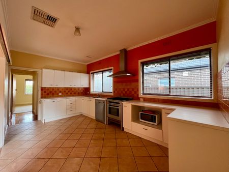 8 Kia Ora Road, Reservoir VIC 3073 - Photo 4