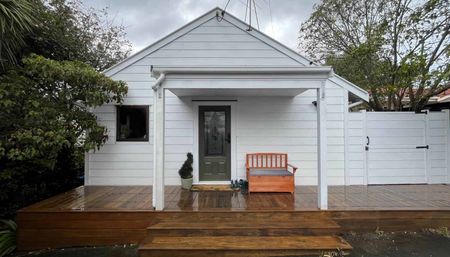 Cozy Hideaway Close to Everything! - Photo 2