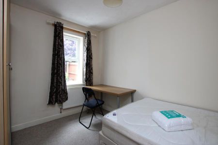 8 bedroom detached house to rent - Photo 5