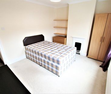 3 Bed Terraced House, St. Edwards Road, RG6 - Photo 3