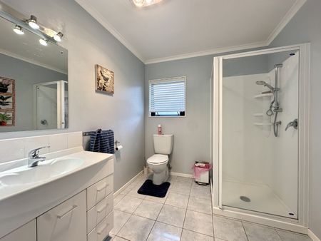 3-Bedroom Home in Lower Hutt! - Photo 5