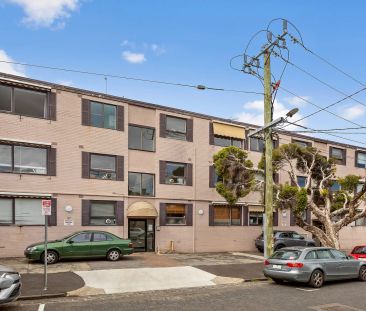 Spacious & Stylish One-Bedroom Apartment in Prime St Kilda Location - Photo 3