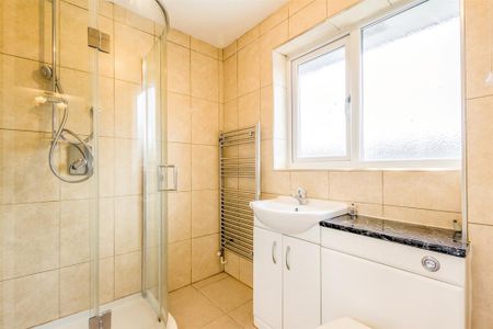 4 bedroom semi-detached house to rent - Photo 5