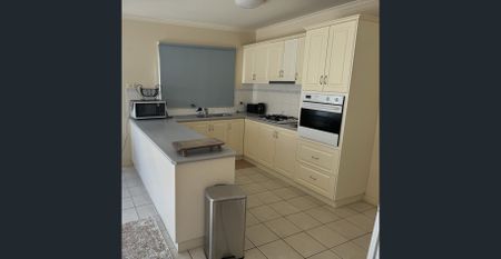 PERFECTLY POSITIONED QUIET 2 BEDROOM TOWNHOUSE WITH COURTYARD - Photo 2