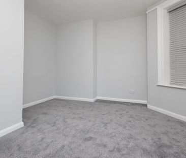 2 bed flat to rent in Fir Vale Road, Bournemouth, BH1 - Photo 2