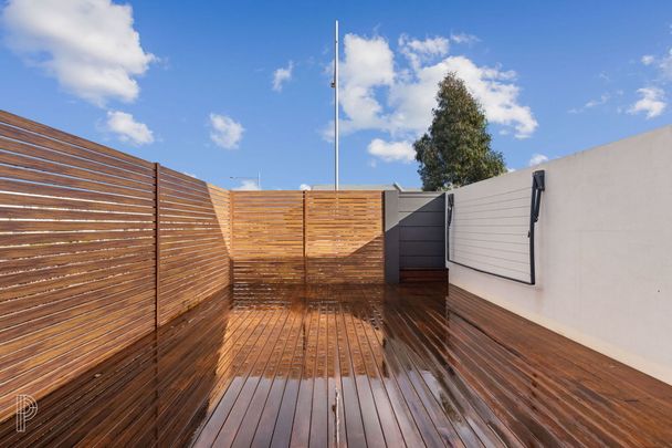 Contemporary townhouse in a great location - Photo 1