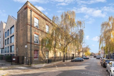 2 bedroom flat in Gloucester Avenue - Photo 3