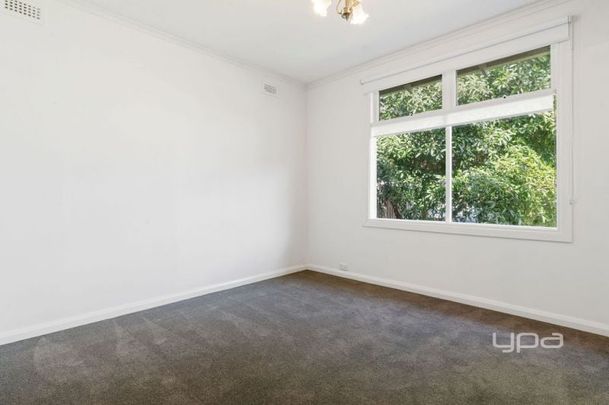 Charming Weatherboard with Bungalow – Lawn Mowing Included - Photo 1