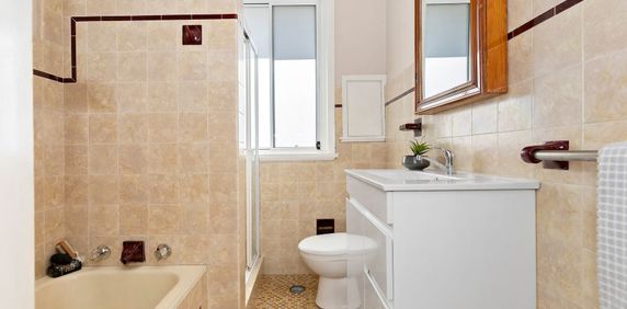 Modern Family Living in a Premier Epping Position - Photo 2