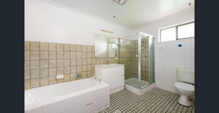 Spacious Family Living - Photo 2