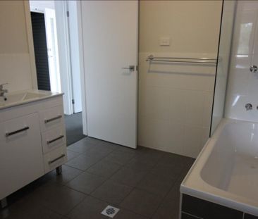 Modern & Spacious - Photo 6